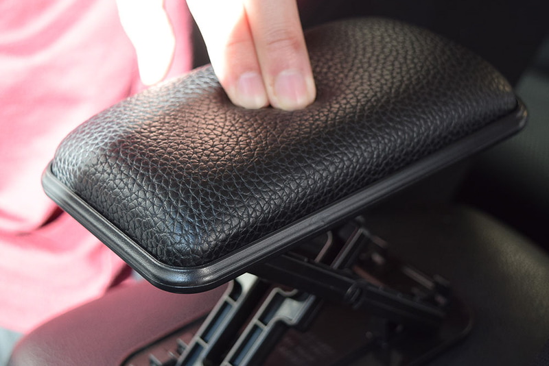 表皮はクルマのインテリアとマッチしやすいレザー調素材。厚手のクッションを備えている