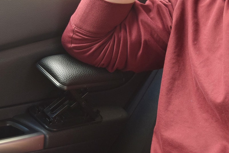 固定には粘着シートを使っており、ドアアームレスト以外にもさまざまな場所に設置して利用できる