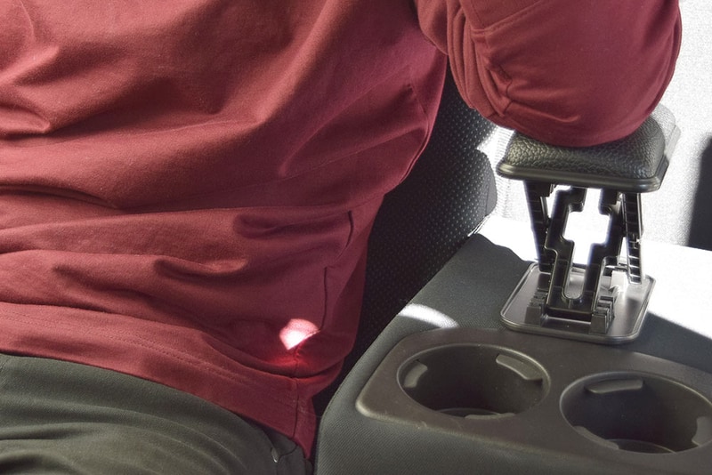 固定には粘着シートを使っており、ドアアームレスト以外にもさまざまな場所に設置して利用できる