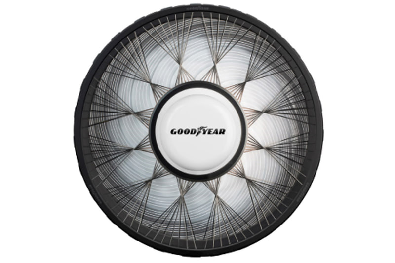 軽量なエアレス・フレームがトレッドを支えるトール・アンド・ナロー形状を採用。薄く頑丈でメンテナンスの必要がない構造となっており、空気圧のメンテナンスやパンクによる時間のロスがなくなるという