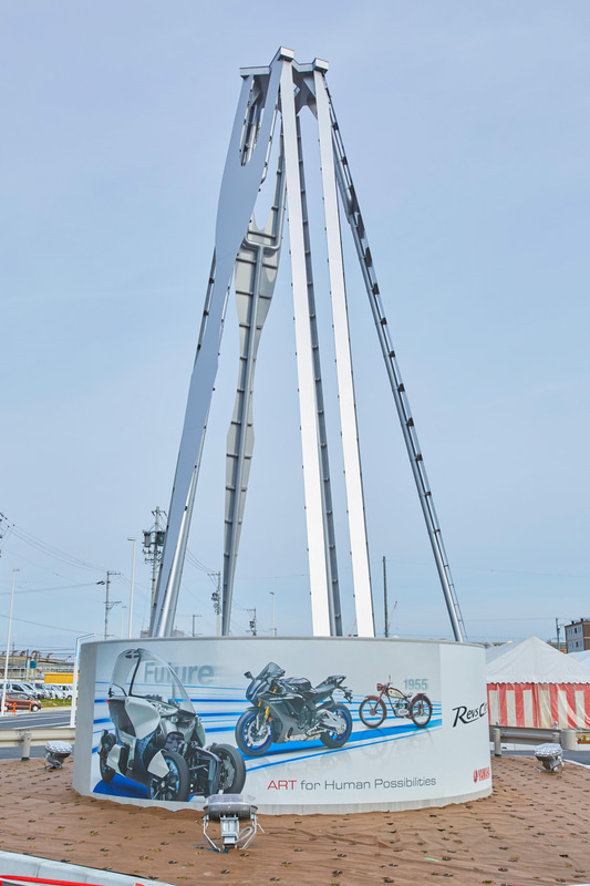 ヤマハのシンボルマーク「音叉」をモチーフとしたデザインを採用するモニュメント