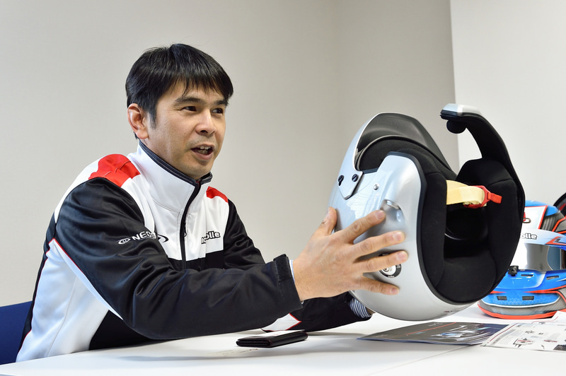 レーシングギアを多数扱う<a href="https://monocolle.com/" class="n" target="_blank">モノコレ</a>を運営する有限会社 NEOS 代表取締役の阪直純氏