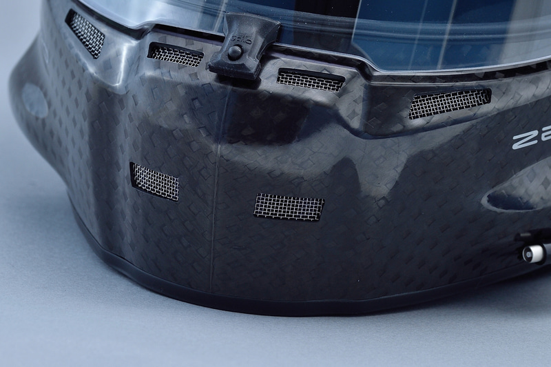 左右で2つのパーツをつないでいるがその継ぎ目がキレイなのがStiloの特徴だと阪氏