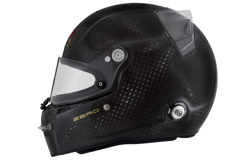 世界初のFIA 8860-2018 ABP認定ヘルメット「ST5F N ABP 8860 FIA8860-2018」（35万4000円：税別）。重さはスモールシェルで1510g。プラグシステムなしのモデルのみ設定