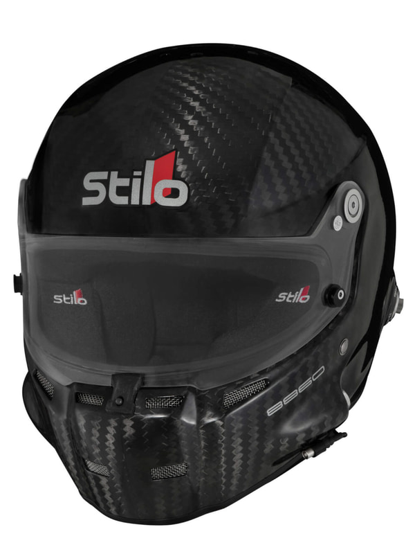 低価格でFIA8860対応を実現。写真左はプラグシステム付きの「ST5F 8860 HELMET FIA8860-2018」（30万7500円：税別）、写真右はプラグシステムなしの「ST5F N 8860 HELMET FIA8860-2018」（27万7500円：税別）。重さはどちらもスモールシェルで1370g