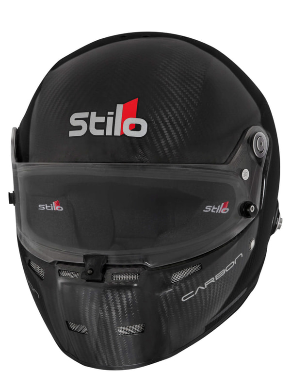 FIA8859対応のカーボン製ヘルメットエントリーモデル。写真左はプラグシステム付きの「ST5F CARBON HELMET FIA 8859-2015 SNELL SA2015」（20万1000円：税別）、写真右はプラグシステムなしの「ST5F N CARBON HELMET FIA 8859-2015 SNELL SA2015」（17万7000円：税別）。重さはどちらもスモールシェルで1350g