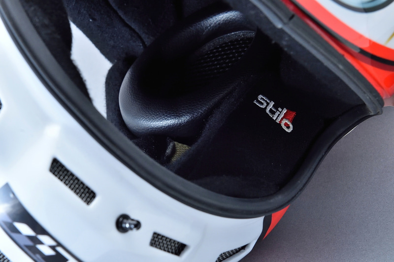 ヘッドホンタイプのスピーカーを内蔵することも可能。これならイヤープラグを装着する手間がない