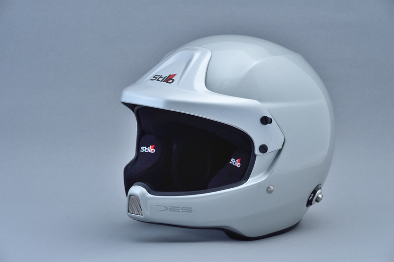 Stiloを有名にしたラリー用のオープンフェイスヘルメット。写真はFIA8859対応、FRP製の「WRC DES COMPOSITE」（10万9500円：税別）。重量はスモールシェルで1450g