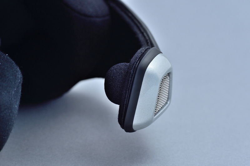 Stiloのオープンフェイスモデルはすべてマイクとスピーカーを標準装備する。スピーカーはヘルメットに内蔵されたイヤーマフタイプだ