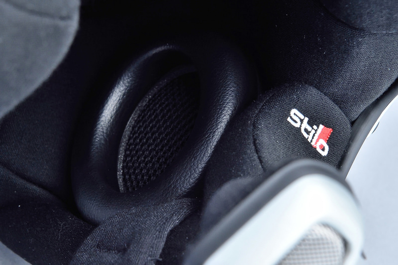 Stiloのオープンフェイスモデルはすべてマイクとスピーカーを標準装備する。スピーカーはヘルメットに内蔵されたイヤーマフタイプだ