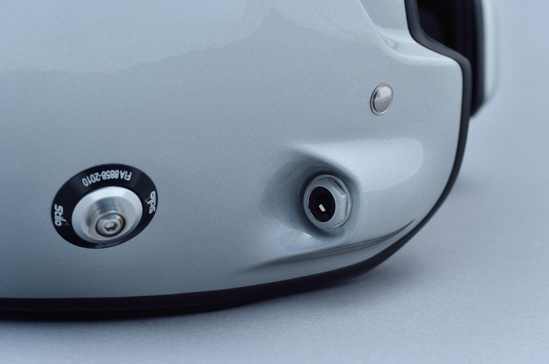 オープンフェイスタイプのプラグは右側に用意される