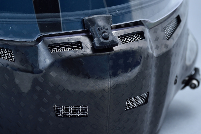 バイザーはセンターロック式で少しだけ開けた状態でロックする機能も持つ