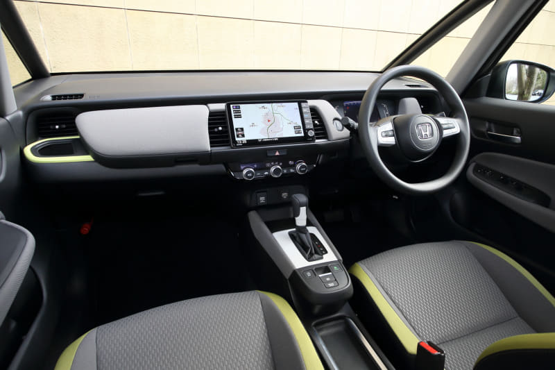 TFT（Thin-Film-Transistor）液晶メーターを採用したことで、1つの画面にたくさんの情報を収めることができるのでメーターフードが不要になり、フラットなダッシュボードを実現。カーナビは9インチのプレミアム インターナビ、8インチのベーシック インターナビ、7インチのエントリー インターナビの3種が設定される。※画像はプレミアム インターナビ