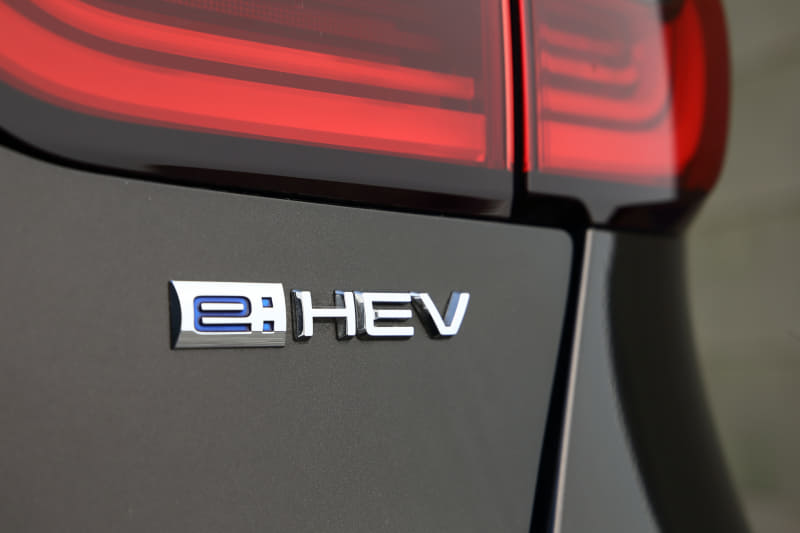 e：HEVは、エンジンの最高出力が98PS/5600-6400rpm、最大トルクが127Nm/4500-5000rpm。モーターは最高出力109PS/3500-8000rpm、最大トルク253Nm/0-3000rpm