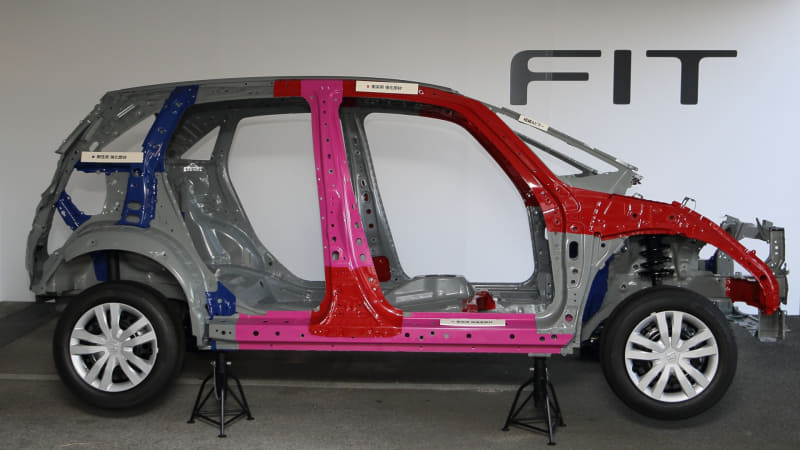 ボディは足まわりの付け根を中心に補強を行ない剛性アップが図られた。それによりサスペンションがよく動くようになるという