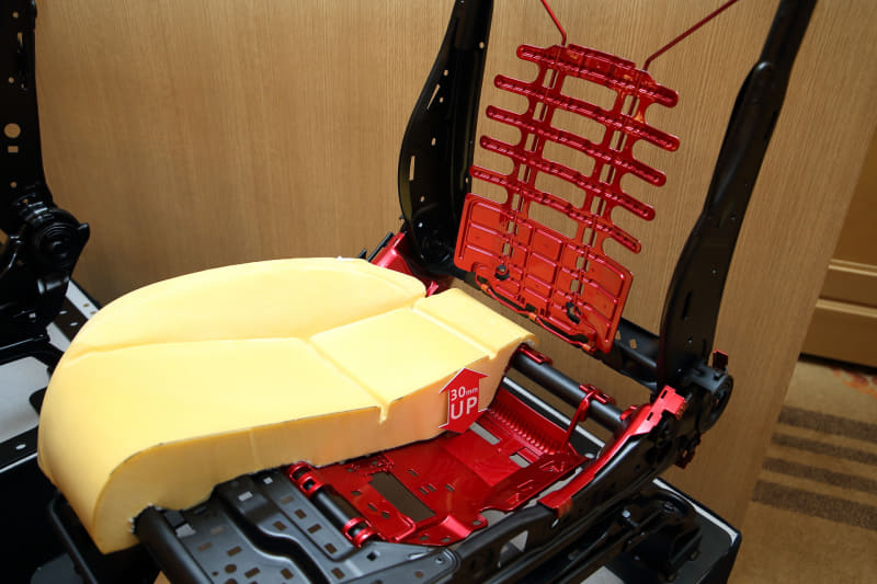 新たに開発された体を「面」で支えるMAT構造のシート。クッション材の厚みも3cmプラスされた