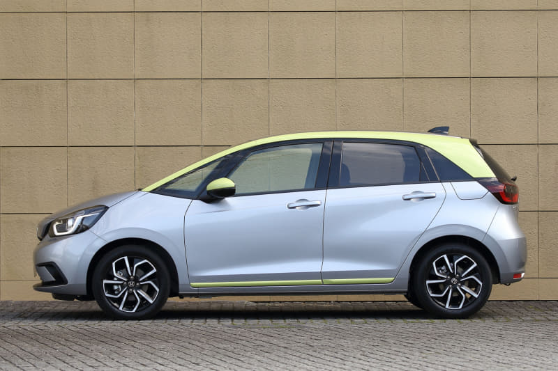 CROSSTAR（左）は他のグレードに対して30mm車高が高くなっている。比較車両はNESS（右）