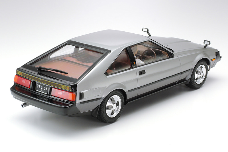 写真はキットを組み立て、塗装したもの