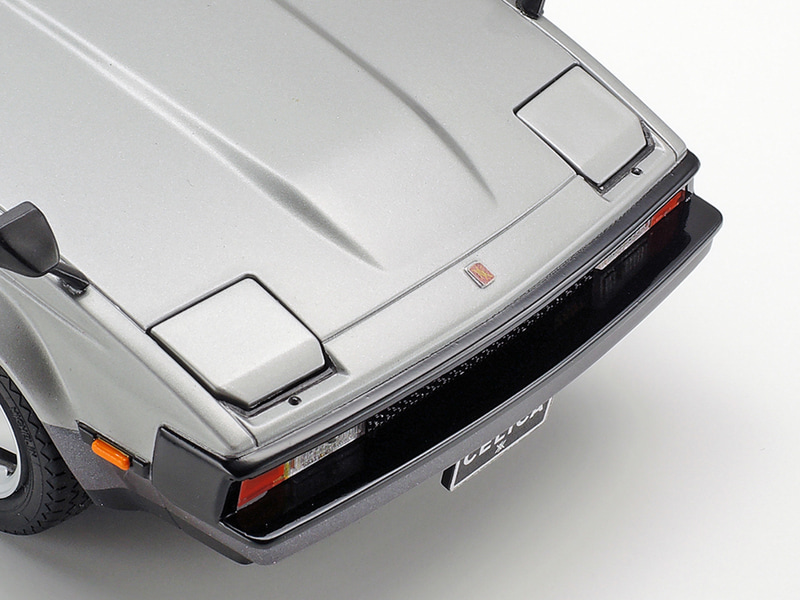 角形のリトラクタブルヘッドライトが可動式となる