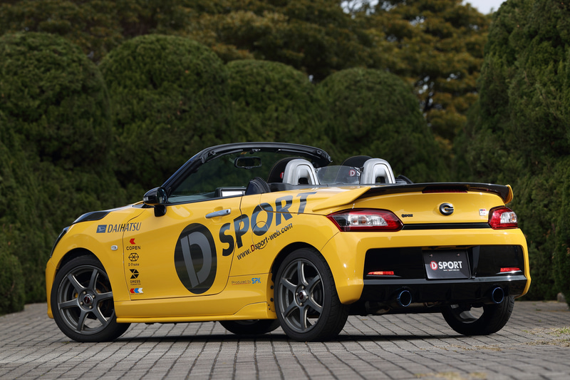 D-SPORTのデモカー。コペン GR SPORTのように見えるが、実は前後バンパーを移植したフェイスリフト車。既存のD-SPORT製前後リップスポイラーはバンパー形状が異なるため装着はできないが（今回も非装着）、ボンネットなど使用できる外装パーツも存在する。既存のコペンに対しても、ローブ、セロ専用アイテムがあるなど、ラインアップは豊富だ
