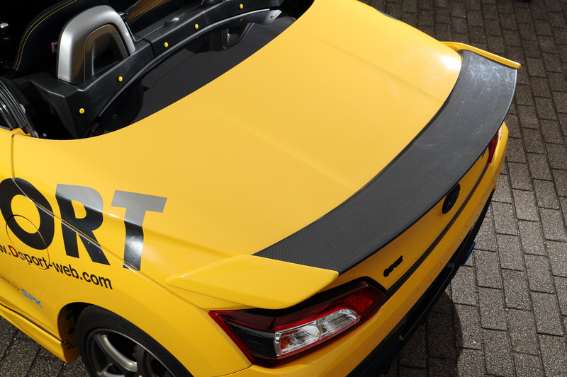 トランクスポイラー（カーボン仕様 9万2000円：税別）もローブ用がGR SPORTに装着できる。他にFRP仕様（6万9000円：税別）も設定