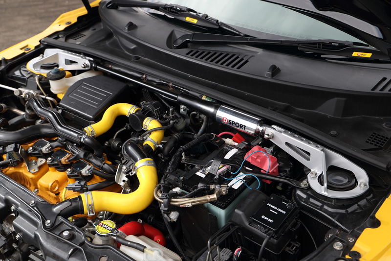 MCB（モーションコントロールビーム）は一般的なタワーバーと同じ位置に付き、わずかに動く“しろ”があるのが特徴。走行時に起こるボディの変形や振動を抑制する効果がある。写真はフロント用（4万3000円：税別）だがリア用（3万7000円：税別）も用意される