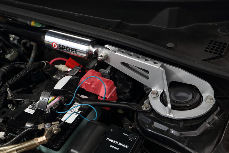 MCB（モーションコントロールビーム）は一般的なタワーバーと同じ位置に付き、わずかに動く“しろ”があるのが特徴。走行時に起こるボディの変形や振動を抑制する効果がある。写真はフロント用（4万3000円：税別）だがリア用（3万7000円：税別）も用意される