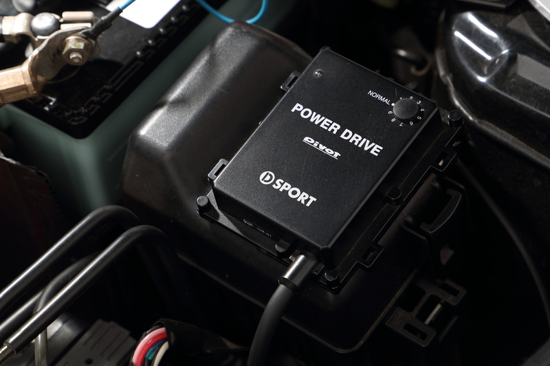 PIVOTとのコラボで完成したサブコン「POWER DRIVE」（3万8000円：税別）は、カプラーオンで手軽にパワーアップできる秘密兵器。ダイヤルで9段階の調整ができる（推奨は7）