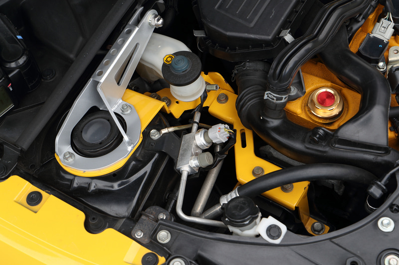 ブレーキのフィールを改善するマスターシリンダーストッパー（1万6000円：税別）は、隠れた人気商品だという