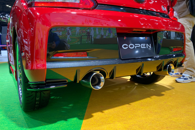 リアバンパーもサイドにスポイラーが装着される