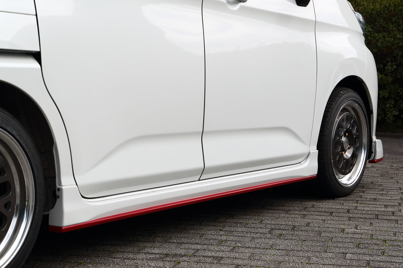 サイドスカート（未塗装 6万3000円/純正色塗装 9万4000円：税別）