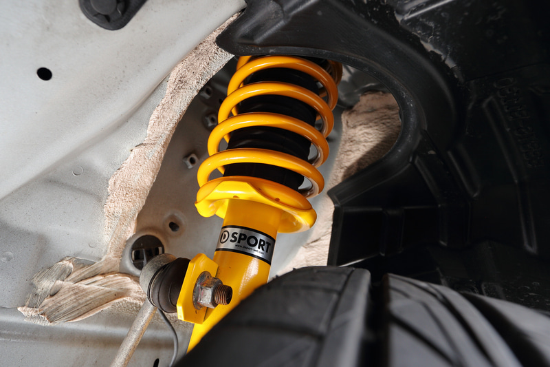 フロント約20mm、リア約15mmローダウンするA-SPECスプリング（2万7200円：税別）とショートストロークのスポーツショック（6万8000円：税別）を装備