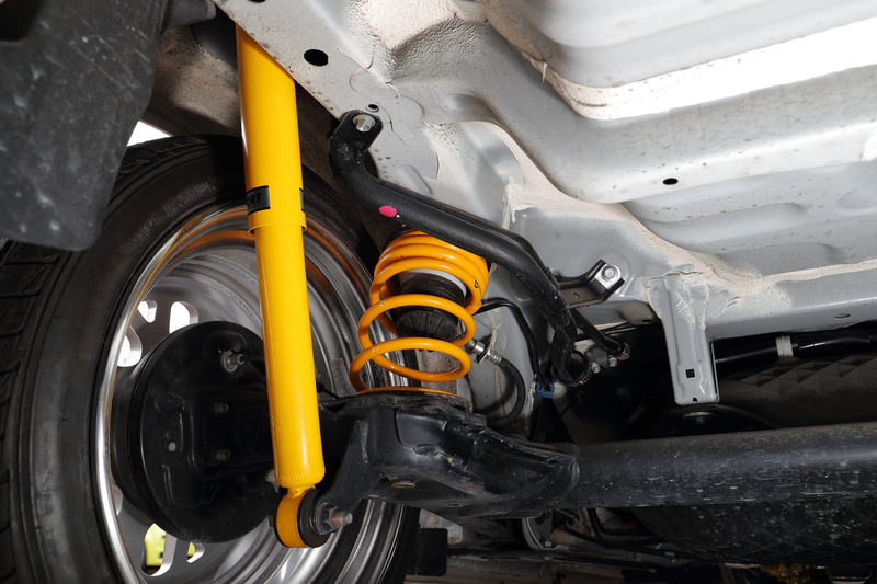 フロント約20mm、リア約15mmローダウンするA-SPECスプリング（2万7200円：税別）とショートストロークのスポーツショック（6万8000円：税別）を装備