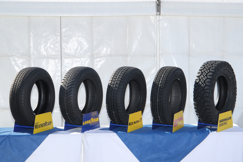 会場ではオールシーズンタイヤをはじめ、スタッドレスタイヤ、マッドテレインタイヤを試すことができた