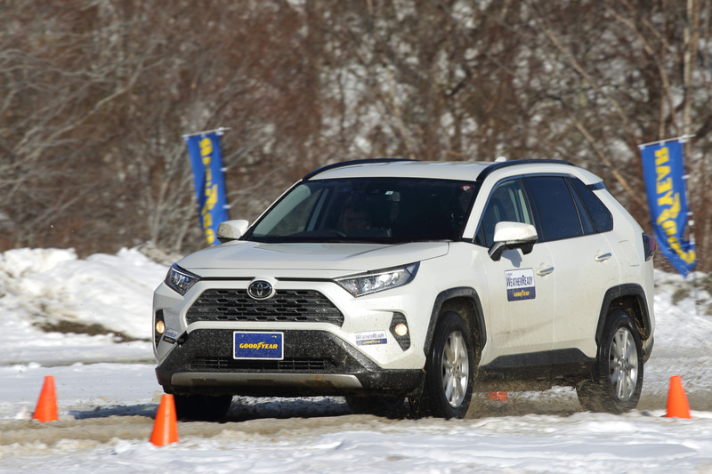 ウェザーレディを装着するRAV4。ウェザーレディでは新配合オールシーズンシリカコンパウンドの採用により、低温から高温のあらゆる路面状況で高いトラクション性能を発揮。アウト側リブに配置されたバイアスグルーブ溝により排水性を高めて高いウェット性能も兼ね備える