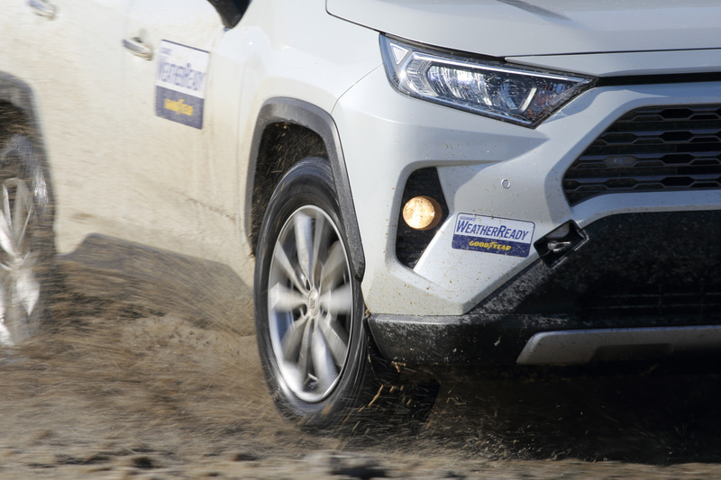 ウェザーレディを装着するRAV4。ウェザーレディでは新配合オールシーズンシリカコンパウンドの採用により、低温から高温のあらゆる路面状況で高いトラクション性能を発揮。アウト側リブに配置されたバイアスグルーブ溝により排水性を高めて高いウェット性能も兼ね備える