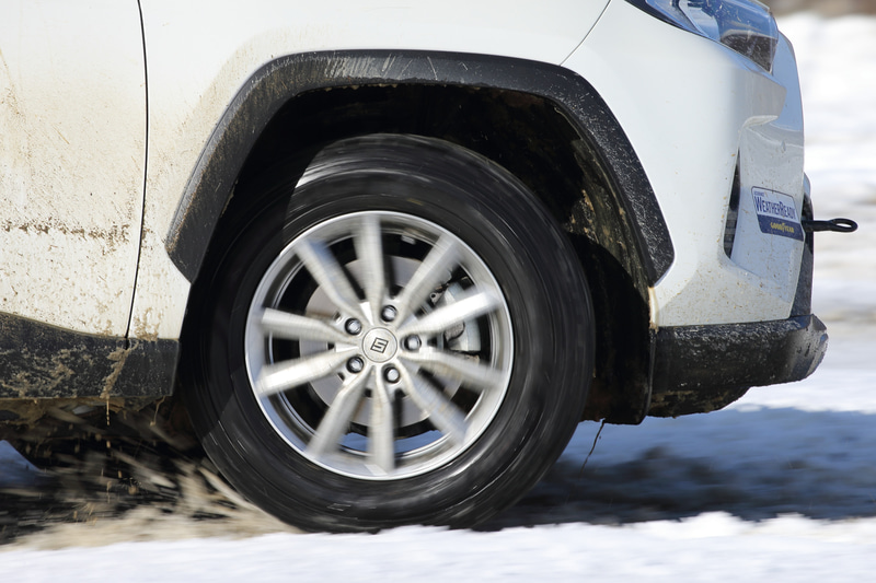 ウェザーレディを装着するRAV4。ウェザーレディでは新配合オールシーズンシリカコンパウンドの採用により、低温から高温のあらゆる路面状況で高いトラクション性能を発揮。アウト側リブに配置されたバイアスグルーブ溝により排水性を高めて高いウェット性能も兼ね備える