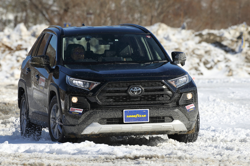 アイスナビ SUVを装着するRAV4