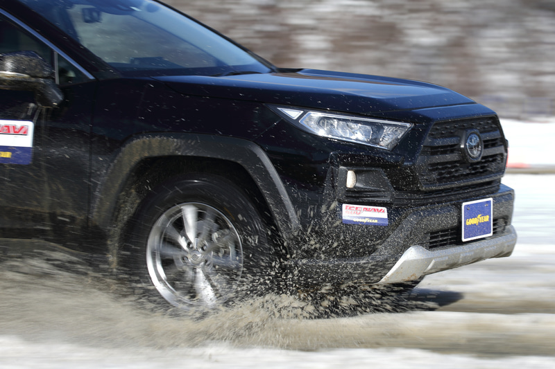 アイスナビ SUVを装着するRAV4