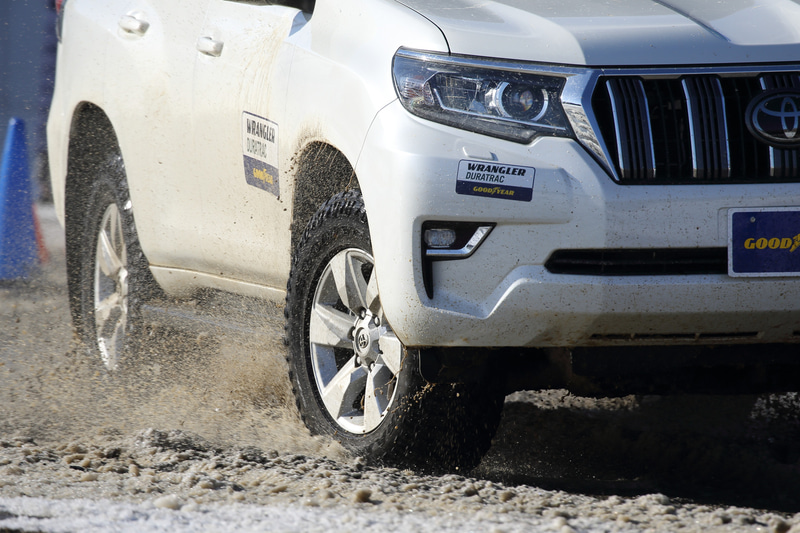 ラングラー デュラトラックを装着するランドクルーザー プラドにも試乗した