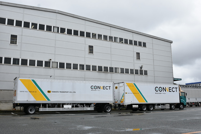 ヤマト運輸のダブル連結トラック「スーパーフルトレーラSF25」