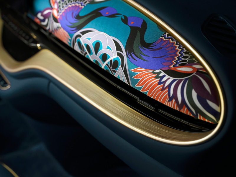 ダッシュボードは彩り豊かなシルクで覆われる