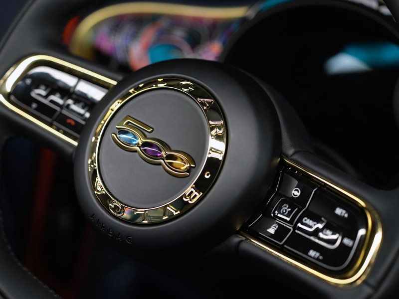 ステアリングに配はアメシスト、シトリン、トパーズがあしらわれ、取り外してブローチにもなる