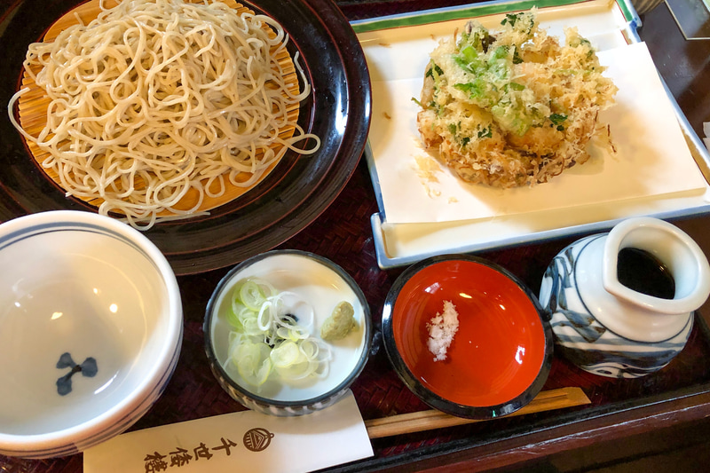 千世倭樓・そば　美蔵でいただいたのは、珍しい「かまぼこかき揚げそば」。北海道産のそば粉を石臼で丁寧に挽き、名水「箱根百年水」で打った自家製の蕎麦は、風味がよくてツルツルと喉越しも最高！　かまぼこの老舗ならではのかき揚げも、サクッと食べたあとにかまぼこの弾力が面白い食感で、ペロリと美味しくいただいてしまいました