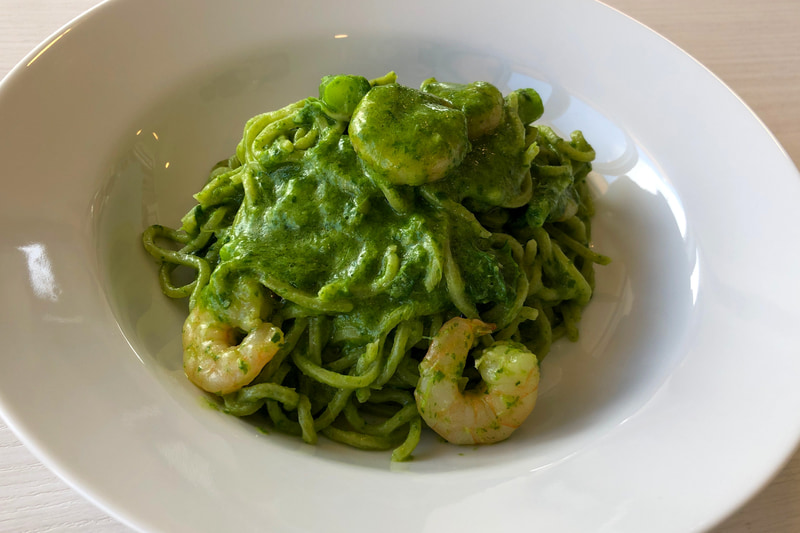 「オドーリ・キッチン」のランチでいただいた、期間限定・春メニューの「白浜産　菜花と小エビのタリオリーニ」。グリーンが鮮やかで、濃厚かつフレッシュなソースが美味でした。前菜・フォカッチャ・本日の炭火焼・メイン料理・カフェがセットのランチAは1210円～、デザートもつくランチBは1540円～。お肉好きの人にはぜひ、SNS映え間違いなしの「トマホーク」（骨つきのどでかいステーキ）にチャレンジして欲しいです。この日は1.1kgの牛ステーキが用意されていましたよ。ワインのストックも豊富で、自宅や宿泊先までの送迎サービスもあるというのがうれしいですよね