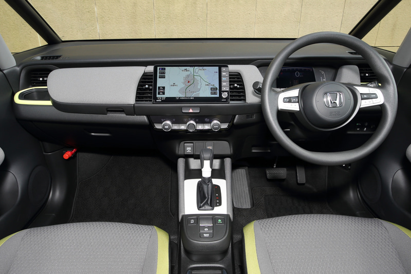 NESSのインテリア。内装色はブラック×グレーが基本となり、シート表皮にはっ水ファブリックを採用。ボディカラーがアクセント2トーンカラーの車両では内装もブラック×ライムグリーンでコーディネートする