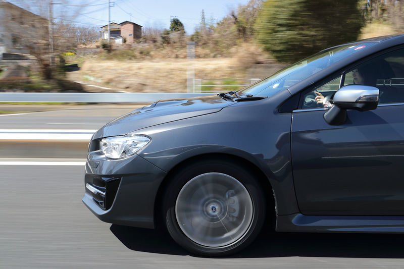 郊外の道路から市街地までさまざまなシチュエーションでチェック