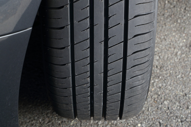 多くのサイズで4リブを採用。試乗したレヴォーグのサイズは5リブのパターンであったが、ランド比をアップし接地圧を分散することで操縦安定性とライフ性能を向上している