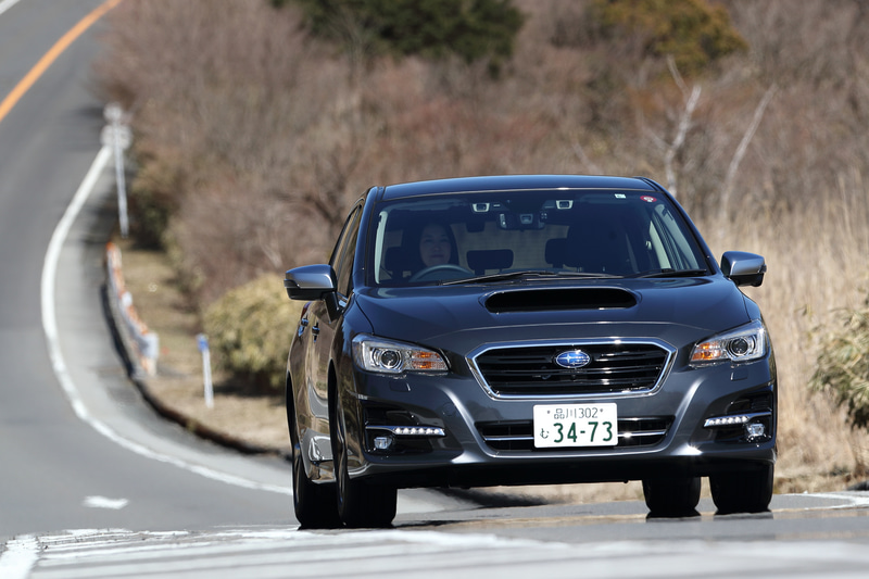 スポーツタイヤのようながっしりした手応えはないが、ゆるやかにたわみながらヒラリヒラリと曲がっていく印象でドライブを楽しむことができた