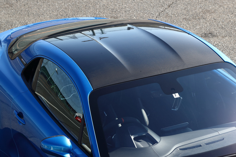 カーボン製ルーフにより約1.9Kgの軽量化に成功